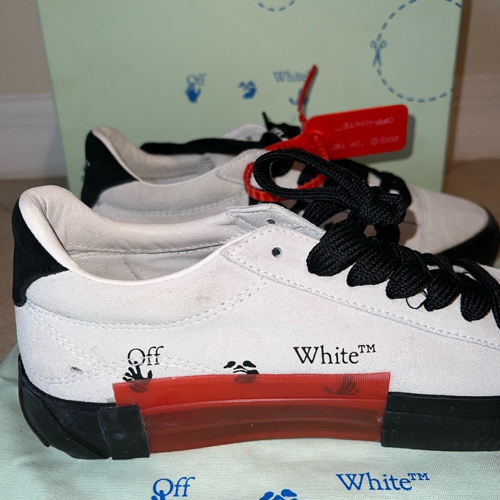 Off-White White and Black Low-Top Sneakers with Red Zip Tie - Picture 2 of 9